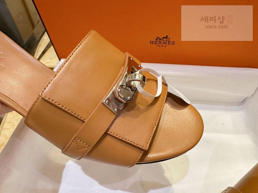 Hermes 에르메스 우먼 브라운 GIGI 켈리 뮬 샌들 “35SIZE – 41SIZE” 신발 12번 이미지