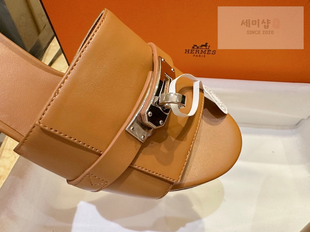 Hermes 에르메스 우먼 브라운 GIGI 켈리 뮬 샌들 “35SIZE – 41SIZE” 신발 13번 이미지