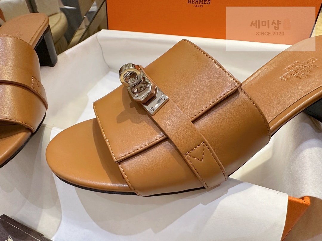 Hermes 에르메스 우먼 브라운 GIGI 켈리 뮬 샌들 “35SIZE – 41SIZE” 신발 15번 이미지
