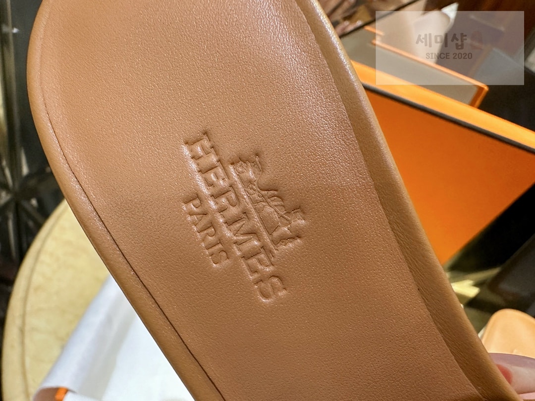 Hermes 에르메스 우먼 브라운 GIGI 켈리 뮬 샌들 “35SIZE – 41SIZE” 신발 16번 이미지