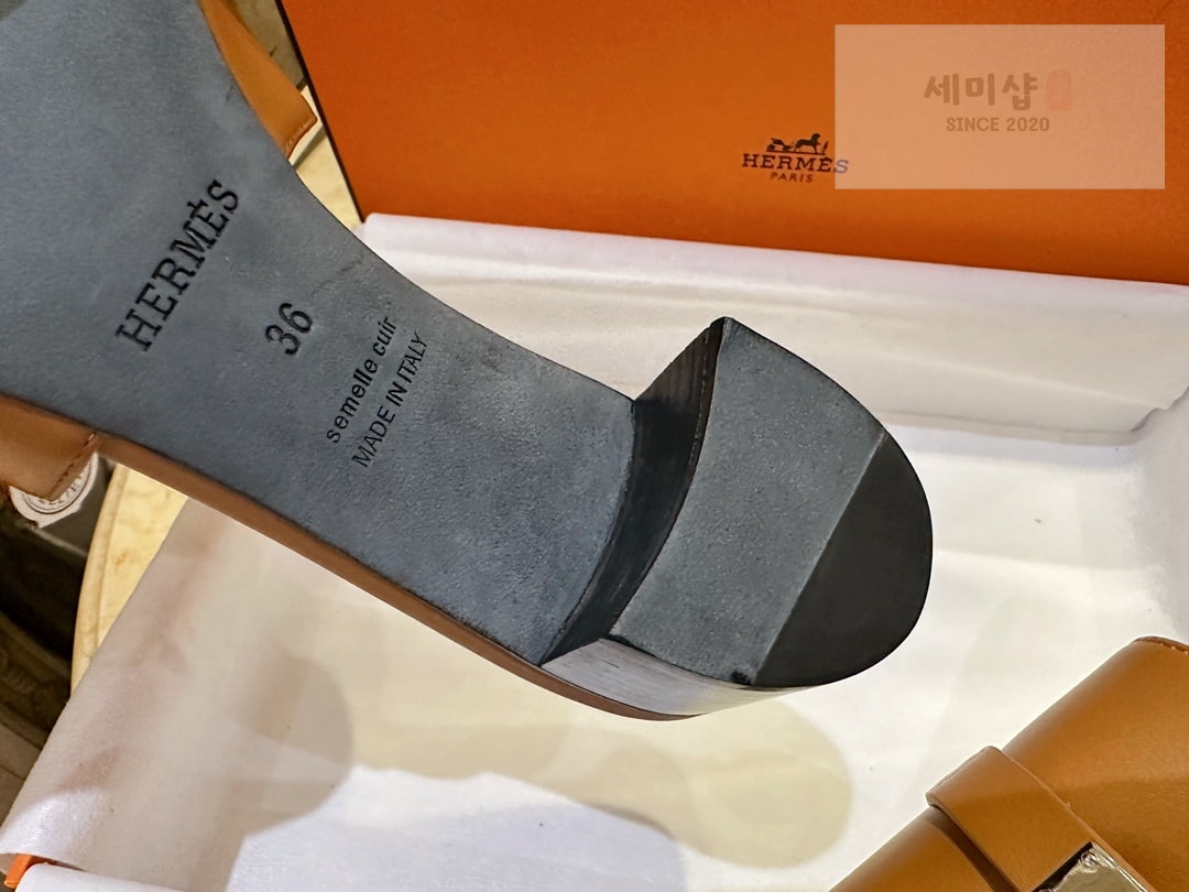 Hermes 에르메스 우먼 브라운 GIGI 켈리 뮬 샌들 “35SIZE – 41SIZE” 신발 17번 이미지