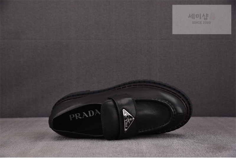 P R A D A 프라다 브러쉬드 레더 러버 솔 로퍼 신발 13번 이미지