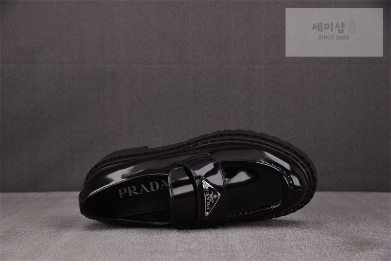 P R A D A 프라다 브러쉬드 페이턴트 러버 솔 로퍼 신발 7번 이미지