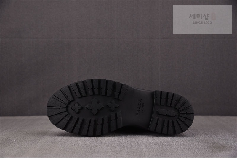 P R A D A 프라다 브러쉬드 페이턴트 러버 솔 로퍼 신발 12번 이미지
