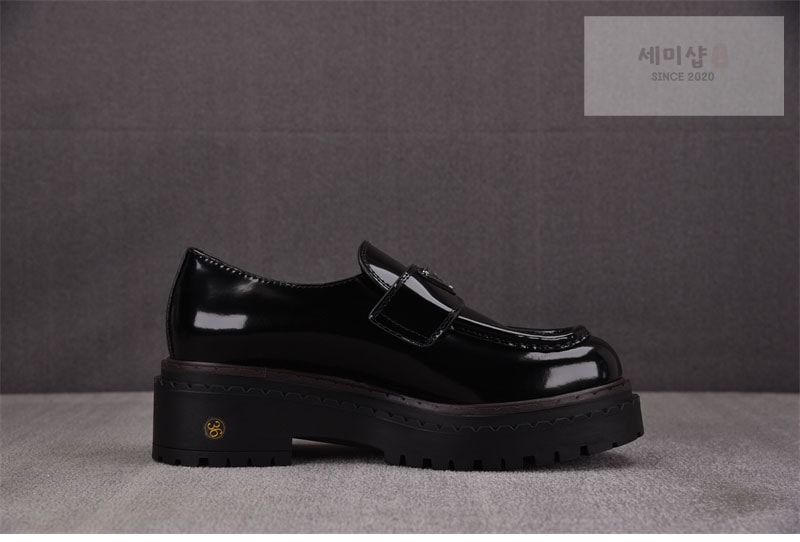P R A D A 프라다 브러쉬드 페이턴트 러버 솔 로퍼 신발 4번 이미지