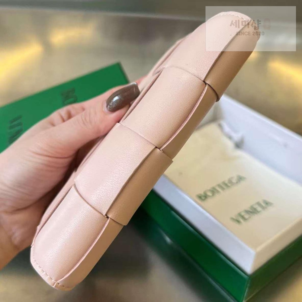 Bottega Veneta Bottega Veneta Cassette Passport Case 지갑 16번 이미지