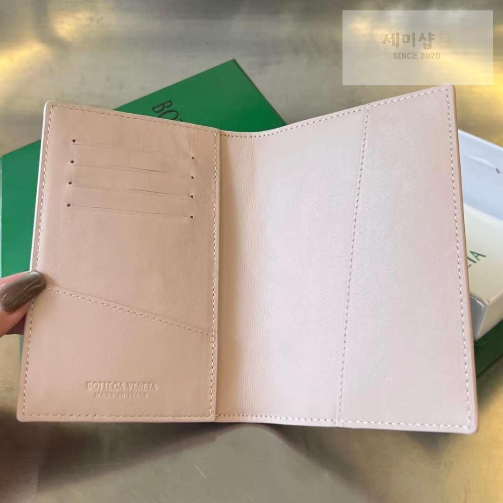 Bottega Veneta Bottega Veneta Cassette Passport Case 지갑 17번 이미지