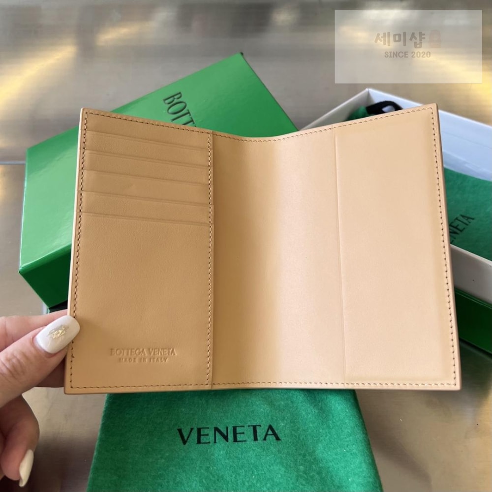 Bottega Veneta Bottega Veneta Intrecciato PassPort Case 지갑 27번 이미지