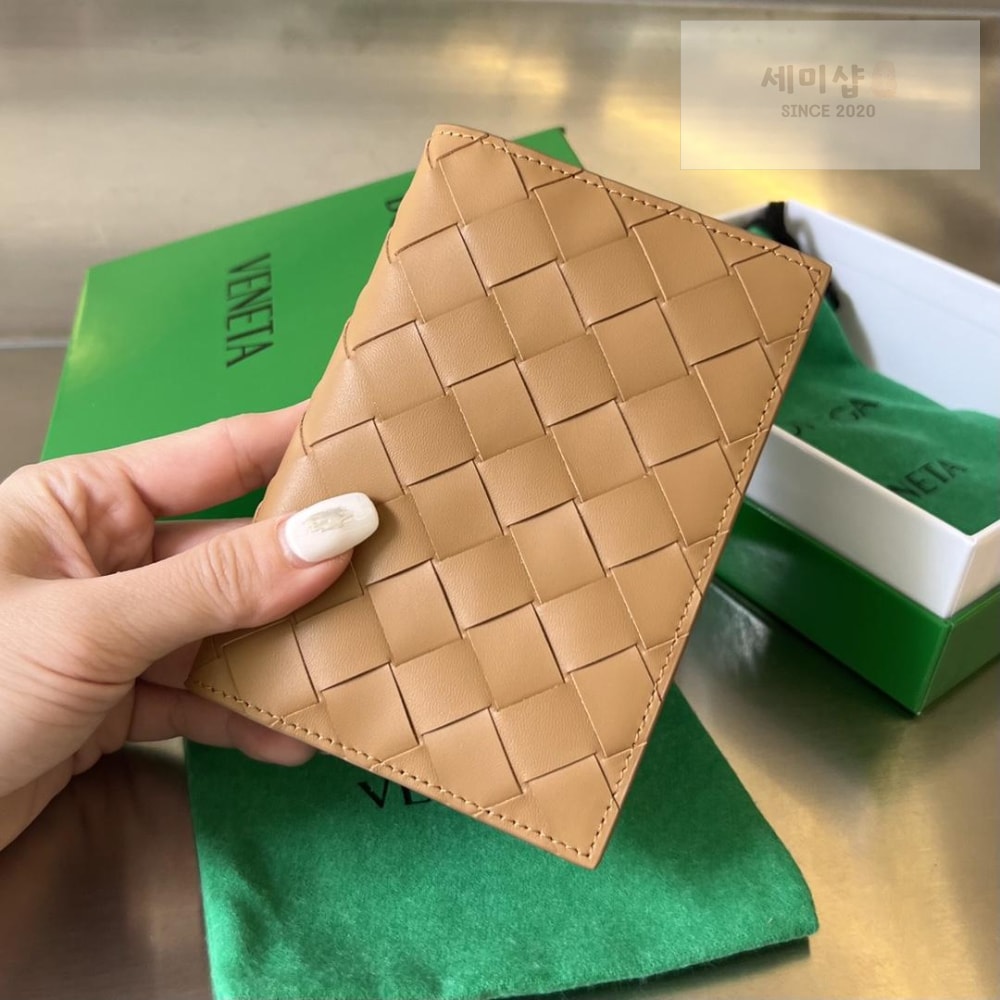 Bottega Veneta Bottega Veneta Intrecciato PassPort Case 지갑 8번 이미지
