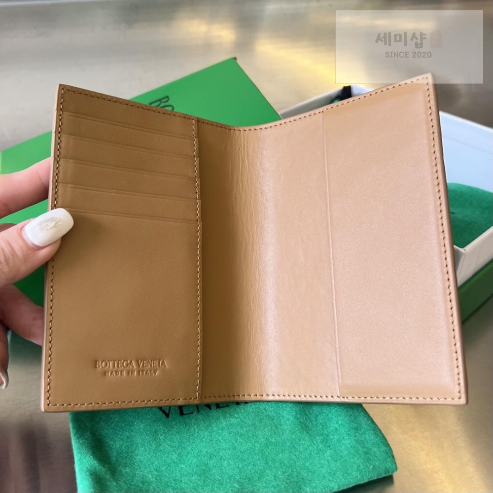 Bottega Veneta Bottega Veneta Intrecciato PassPort Case 지갑 38번 이미지