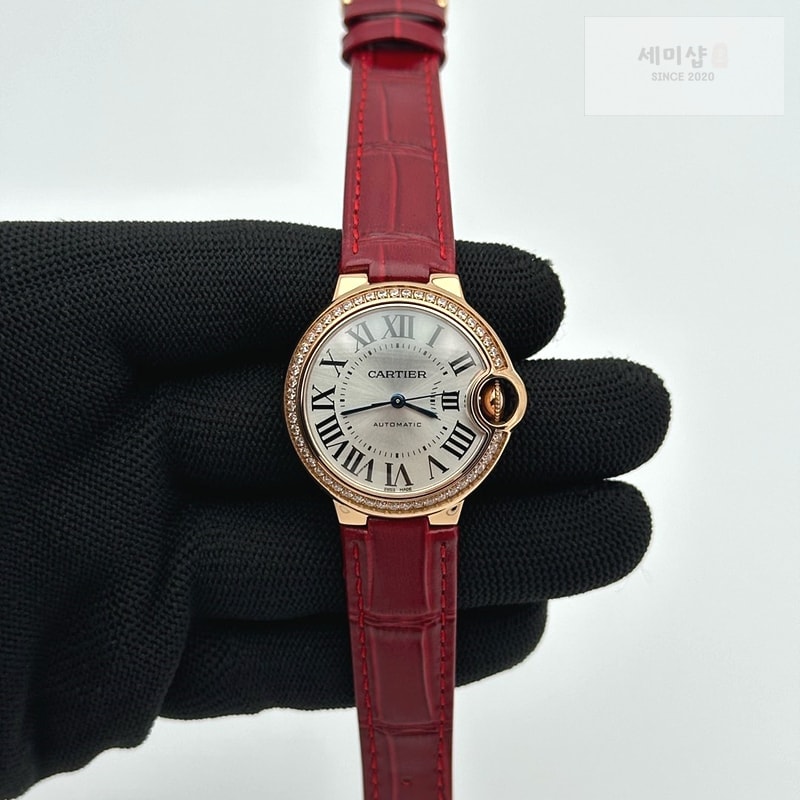 Cartier AF공장 까르띠에 발롱블루 33mm 로즈골드금통 다이아케이스 실버다이얼 레드가죽스트랩 Ballon Bleu 33mm RG AF 1:1 Best Edition Silver Dial Diamonds Bezel on Red Leather Strap SEIKO NH05A 시계 1번 이미지