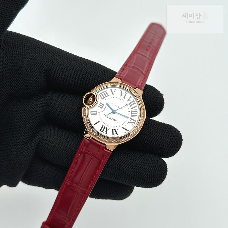 Cartier AF공장 까르띠에 발롱블루 33mm 로즈골드금통 다이아케이스 실버다이얼 레드가죽스트랩 Ballon Bleu 33mm RG AF 1:1 Best Edition Silver Dial Diamonds Bezel on Red Leather Strap SEIKO NH05A 시계 5번 이미지