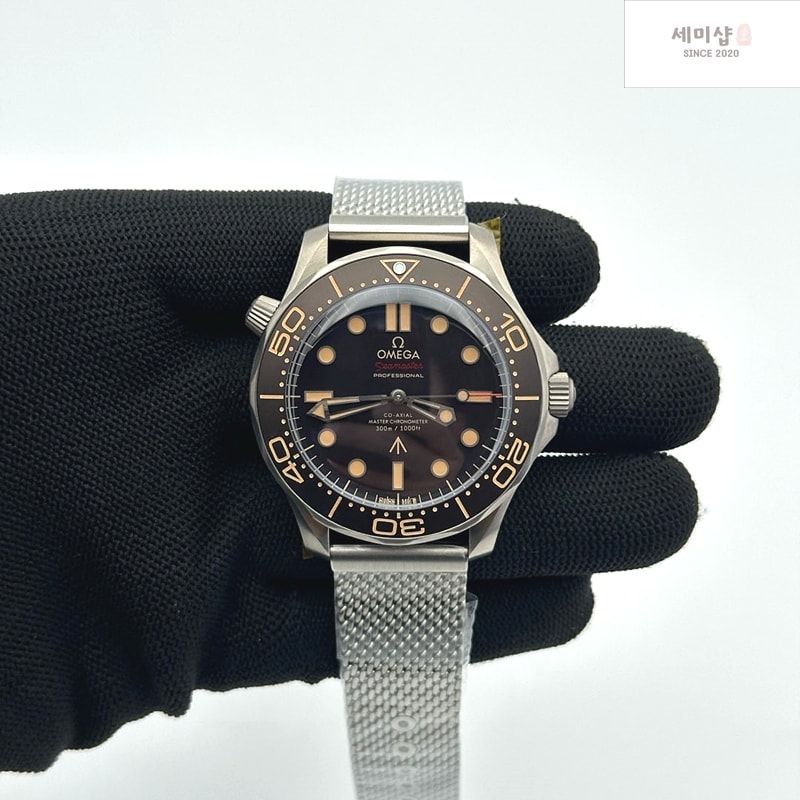 Omega VS공장 오메가 씨마스터 다이버 300M 노타임투다이 007에디션 블랙다이얼 매쉬스트랩 v4 NTTD Seamaster 300 "No Time to Die" Limited Edition VSF 1:1 Best Edition on Titanium Mesh Bracelet A8806 V5 시계 1번 이미지