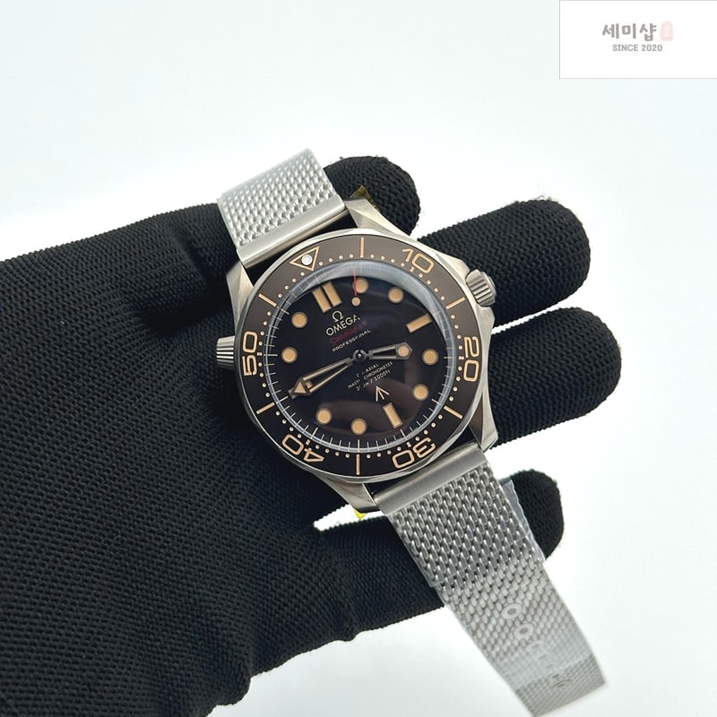Omega VS공장 오메가 씨마스터 다이버 300M 노타임투다이 007에디션 블랙다이얼 매쉬스트랩 v4 NTTD Seamaster 300 "No Time to Die" Limited Edition VSF 1:1 Best Edition on Titanium Mesh Bracelet A8806 V5 시계 2번 이미지