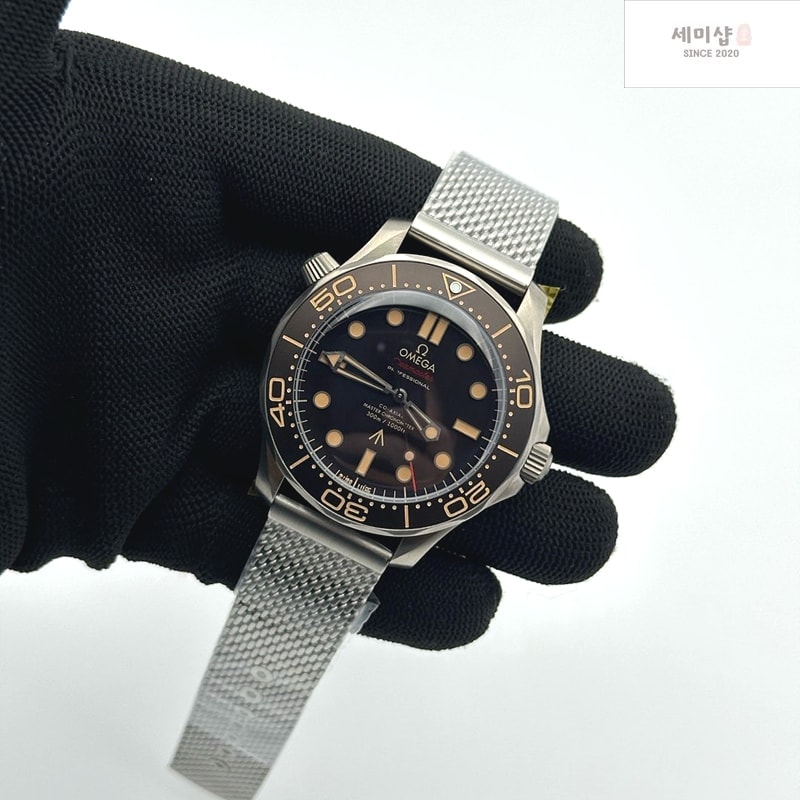 Omega VS공장 오메가 씨마스터 다이버 300M 노타임투다이 007에디션 블랙다이얼 매쉬스트랩 v4 NTTD Seamaster 300 "No Time to Die" Limited Edition VSF 1:1 Best Edition on Titanium Mesh Bracelet A8806 V5 시계 3번 이미지