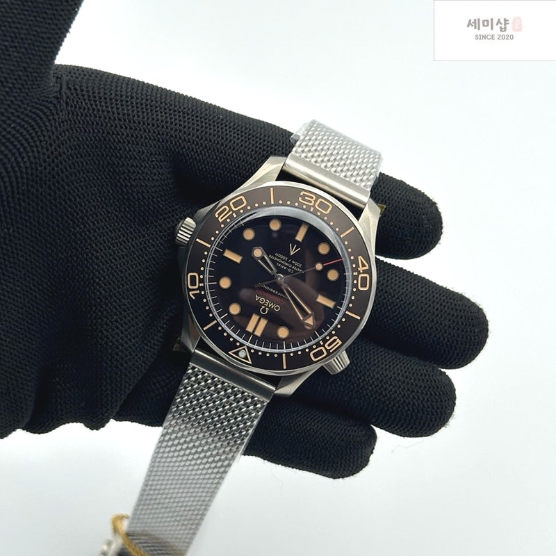 Omega VS공장 오메가 씨마스터 다이버 300M 노타임투다이 007에디션 블랙다이얼 매쉬스트랩 v4 NTTD Seamaster 300 "No Time to Die" Limited Edition VSF 1:1 Best Edition on Titanium Mesh Bracelet A8806 V5 시계 4번 이미지