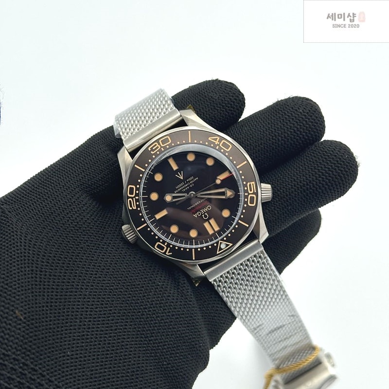 Omega VS공장 오메가 씨마스터 다이버 300M 노타임투다이 007에디션 블랙다이얼 매쉬스트랩 v4 NTTD Seamaster 300 "No Time to Die" Limited Edition VSF 1:1 Best Edition on Titanium Mesh Bracelet A8806 V5 시계 5번 이미지