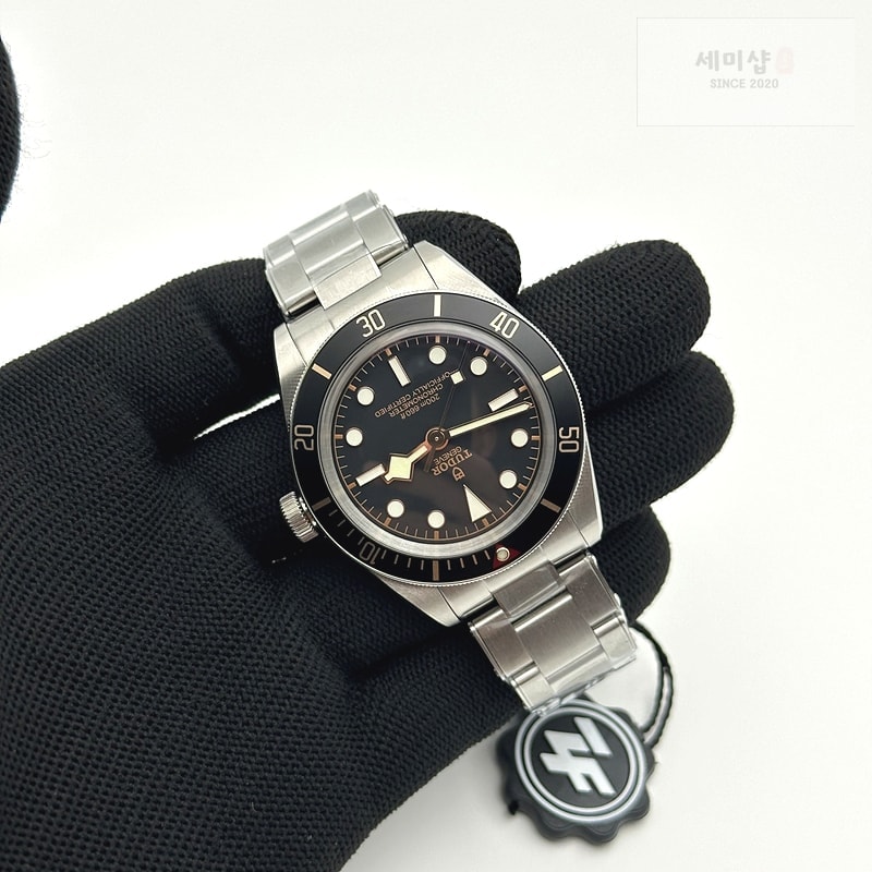 Tudor ZF공장 튜더 블랙베이58 스틸 블랙베젤 블랙다이얼 브레이슬릿 HERITAGE BLACK BAY SHIELD 39MM SS BLACK BEZEL ON SS BRACELET A2824 시계 5번 이미지