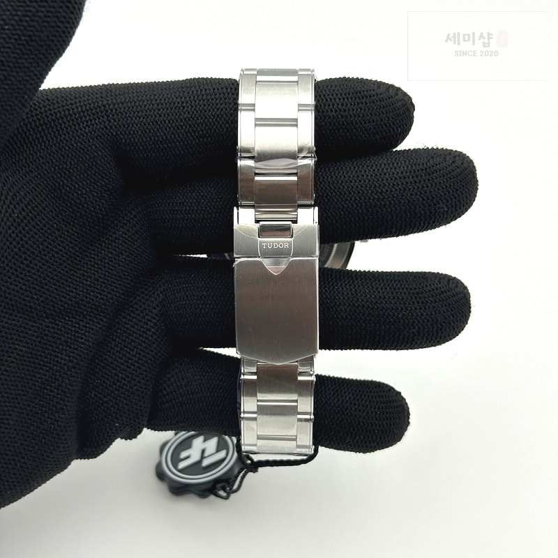 Tudor ZF공장 튜더 블랙베이58 스틸 블랙베젤 블랙다이얼 브레이슬릿 HERITAGE BLACK BAY SHIELD 39MM SS BLACK BEZEL ON SS BRACELET A2824 시계 6번 이미지