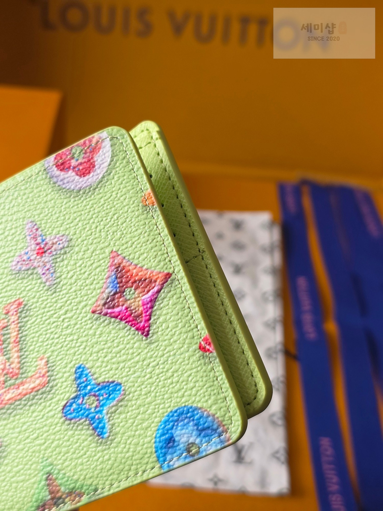Louis Vuitton 루이비통 슬렌더 월릿 모노그램 크래커 피스타치오 모노그램 피스타치오 지갑 4번 이미지