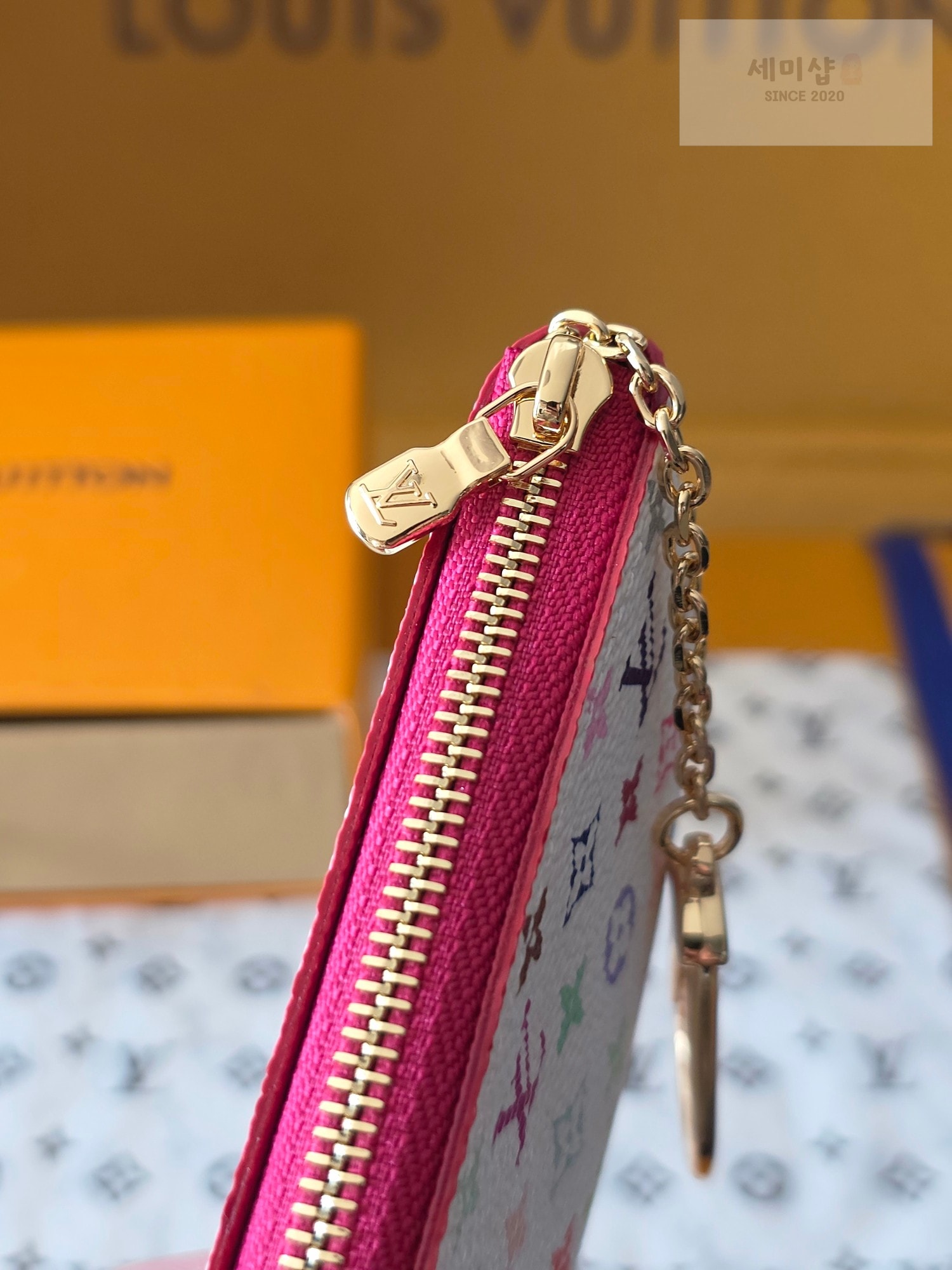 Louis Vuitton 루이비통 모노그램 멀티컬러 키 파우치 화이트 멀티컬러 지갑 7번 이미지