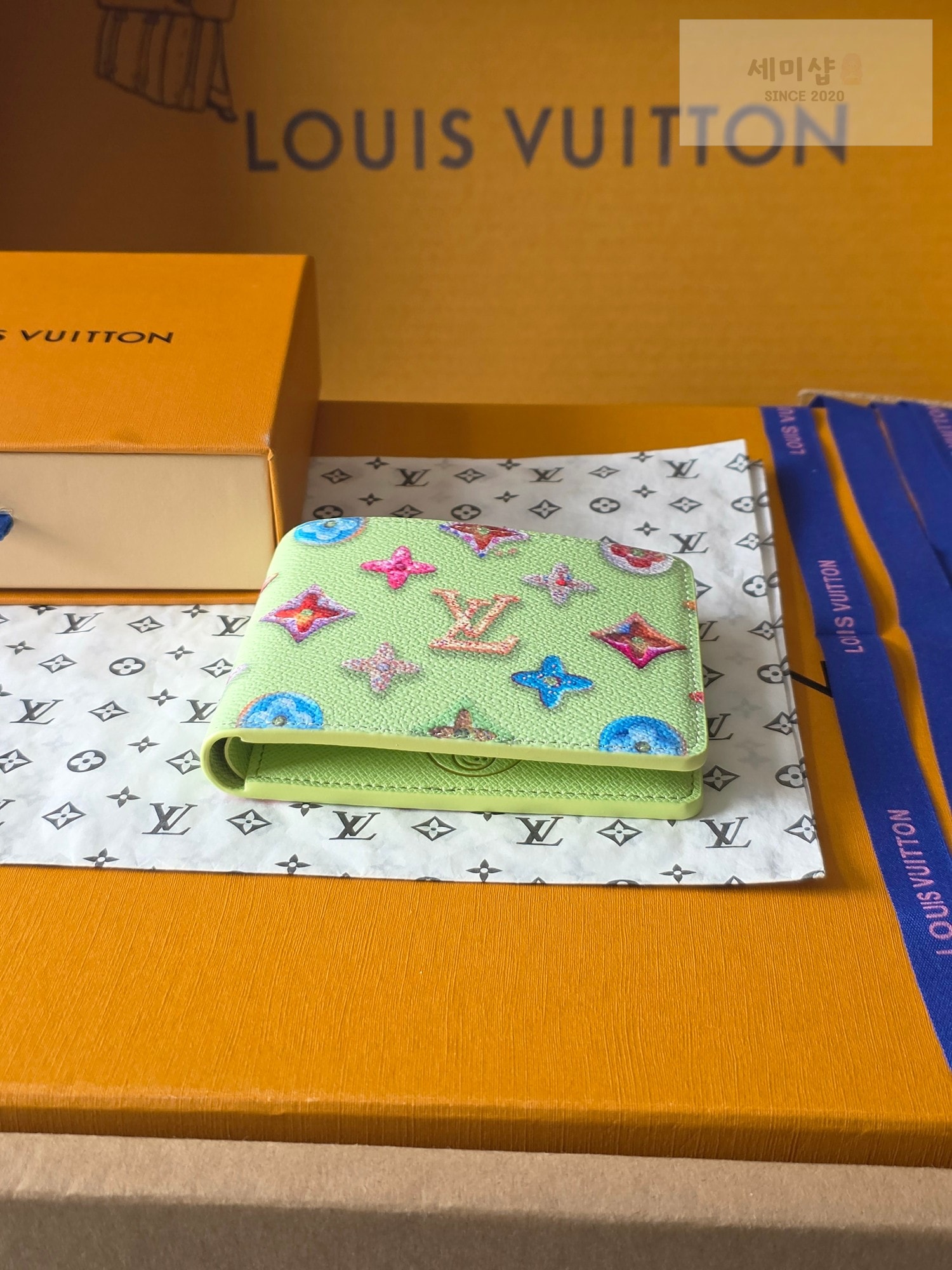 Louis Vuitton 루이비통 슬렌더 월릿 모노그램 크래커 피스타치오 모노그램 피스타치오 지갑 3번 이미지