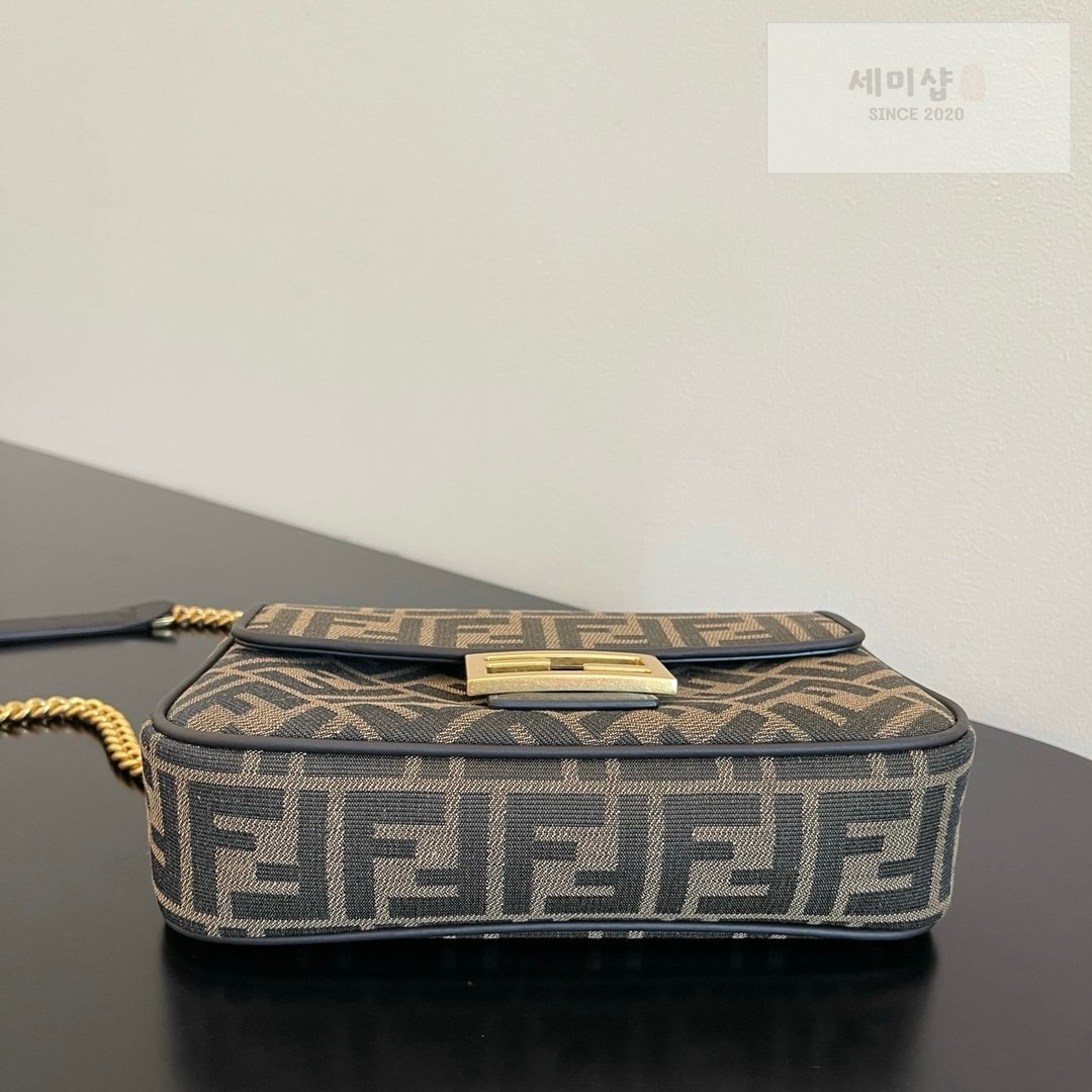 펜디 펜디 아이코닉 바게트백 FF 모노그램 Bag 4번 이미지