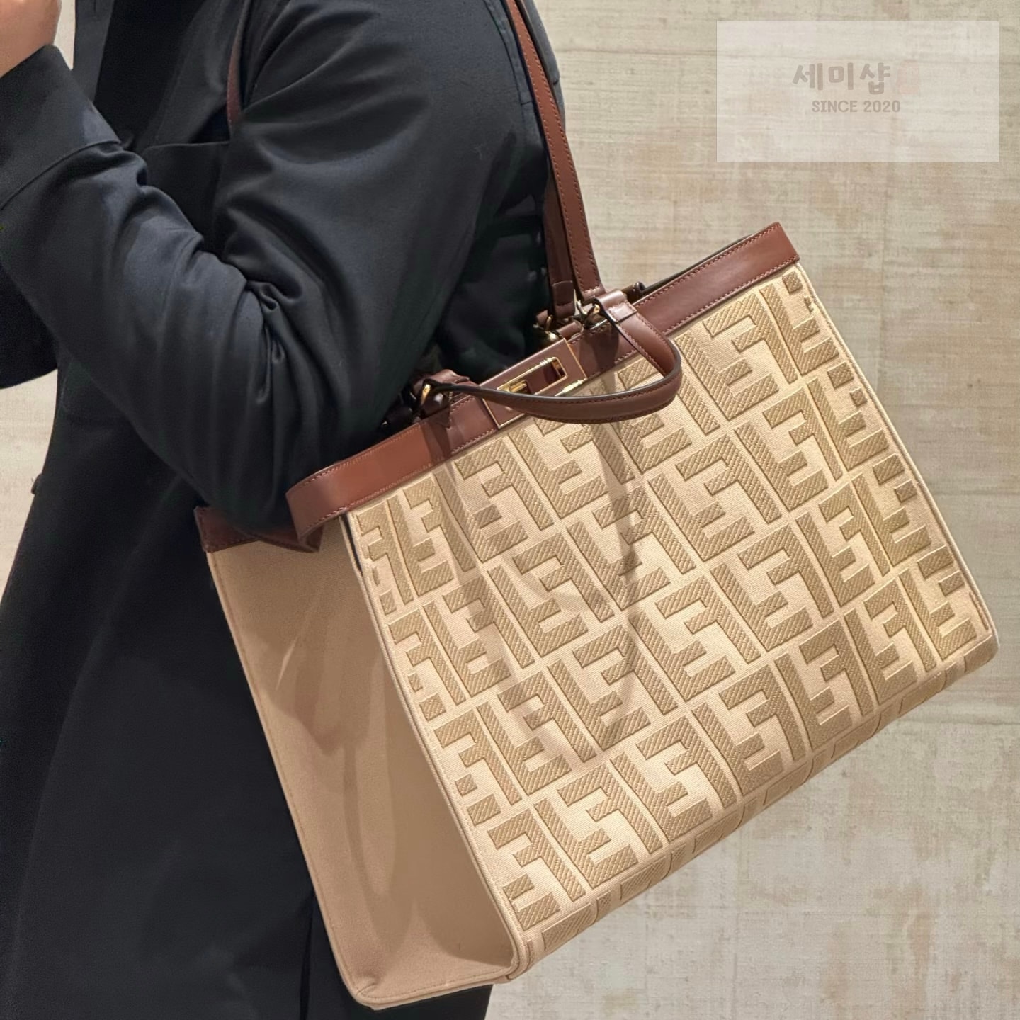 펜디 펜디 피카부 X토트 FF 샌드 캔버스 버건디 엣지 샌드 FF 캔버스 Bag 8번 이미지