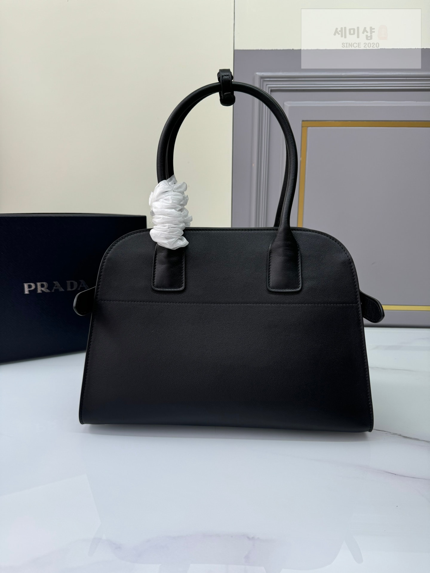 프라다 프라다 소프트 그레인 가죽 미디엄 토트백 1BG538 화이트 Bag 19번 이미지