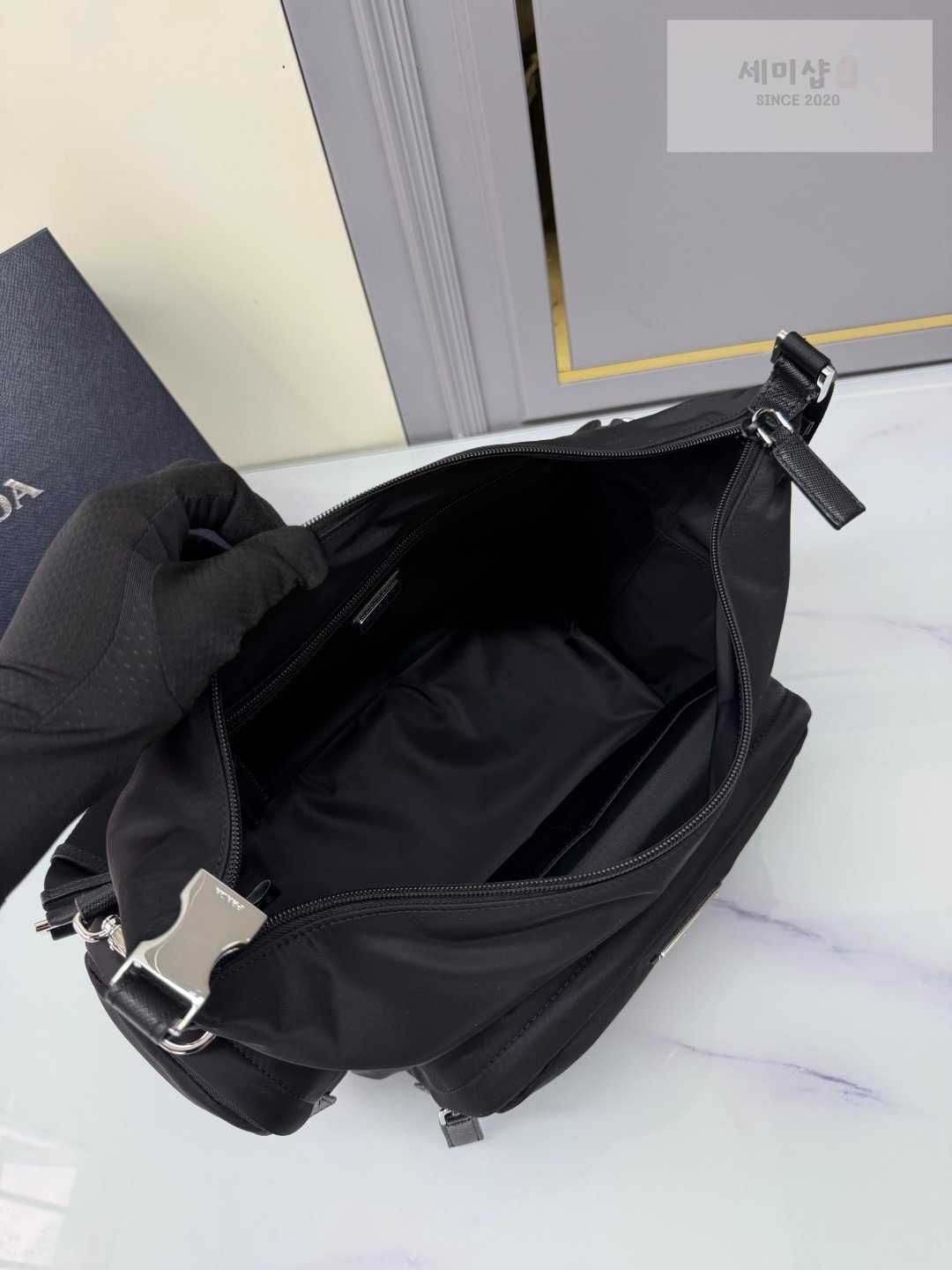 프라다 프라다 리나일론 및 사피아노 가죽 숄더백 2VH213 리나일론 블랙 Bag 7번 이미지