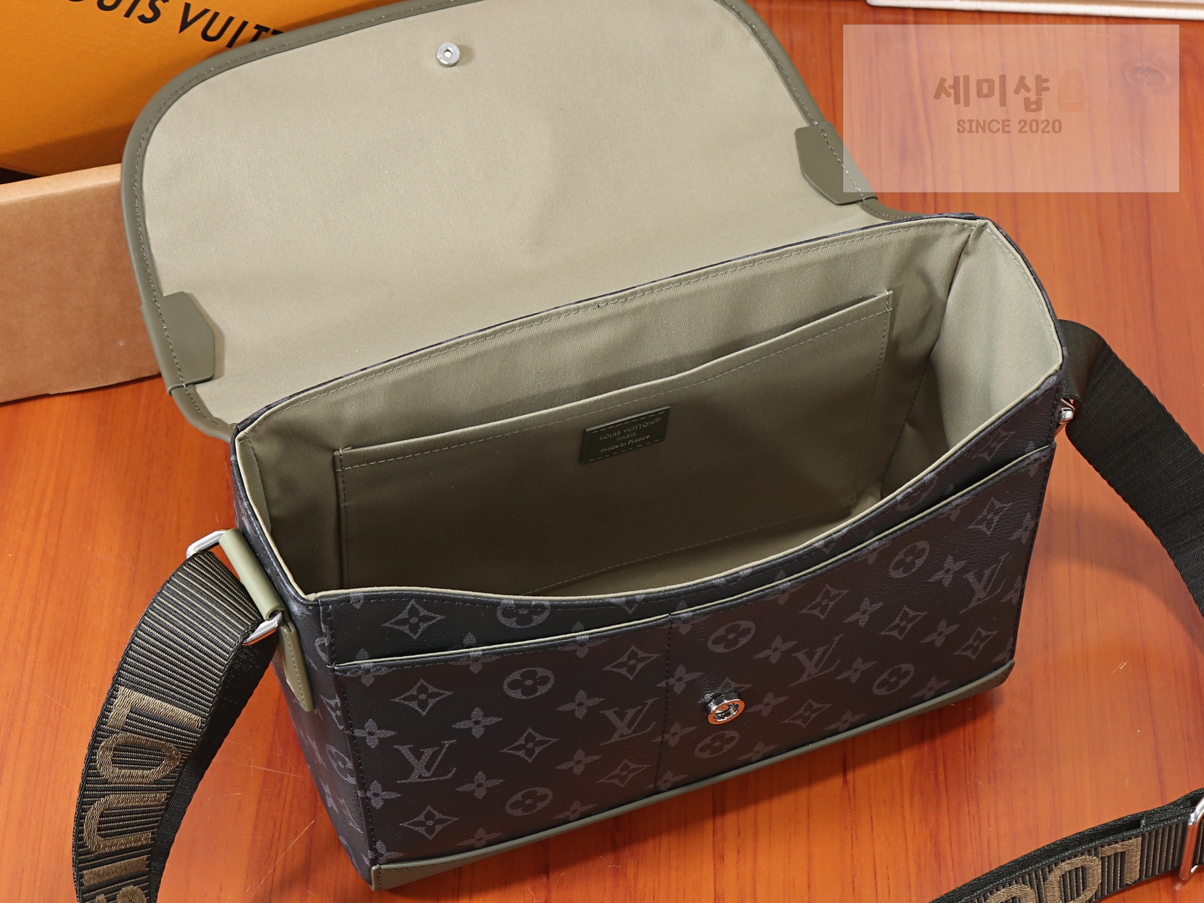 루이비통 루이비통 쿠리에 메신저백 카키 그린 Bag 8번 이미지