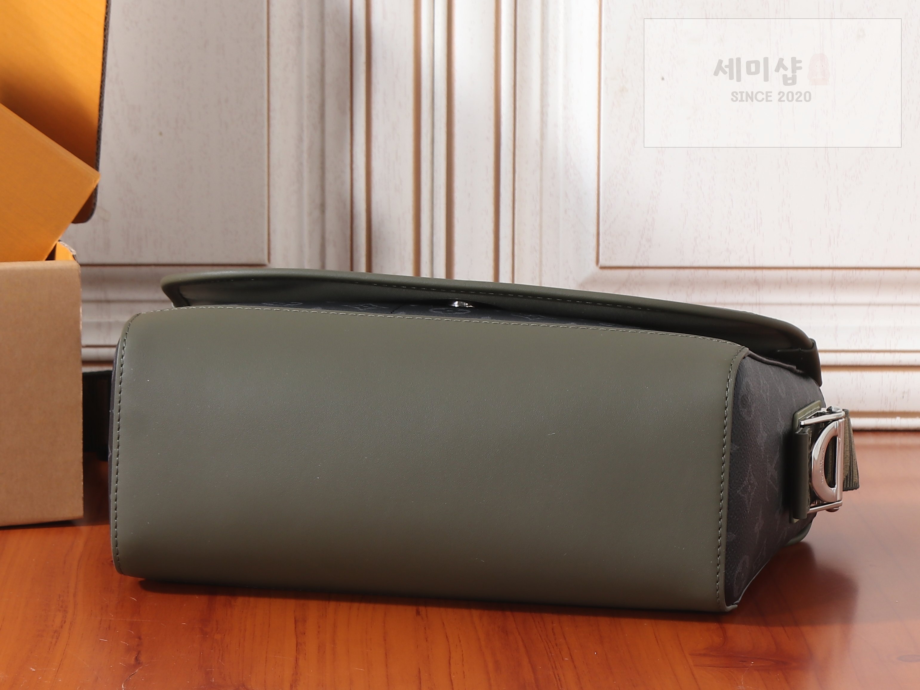 루이비통 루이비통 쿠리에 메신저백 카키 그린 Bag 4번 이미지