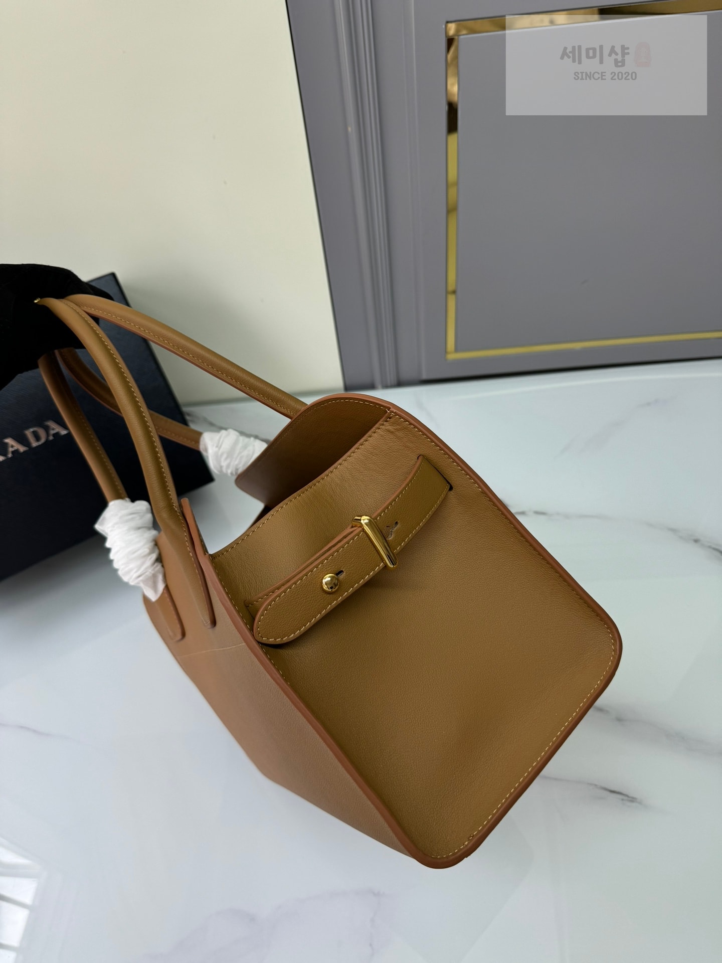 프라다 프라다 소프트 그레인 가죽 미디엄 토트백 1BG538 화이트 Bag 12번 이미지