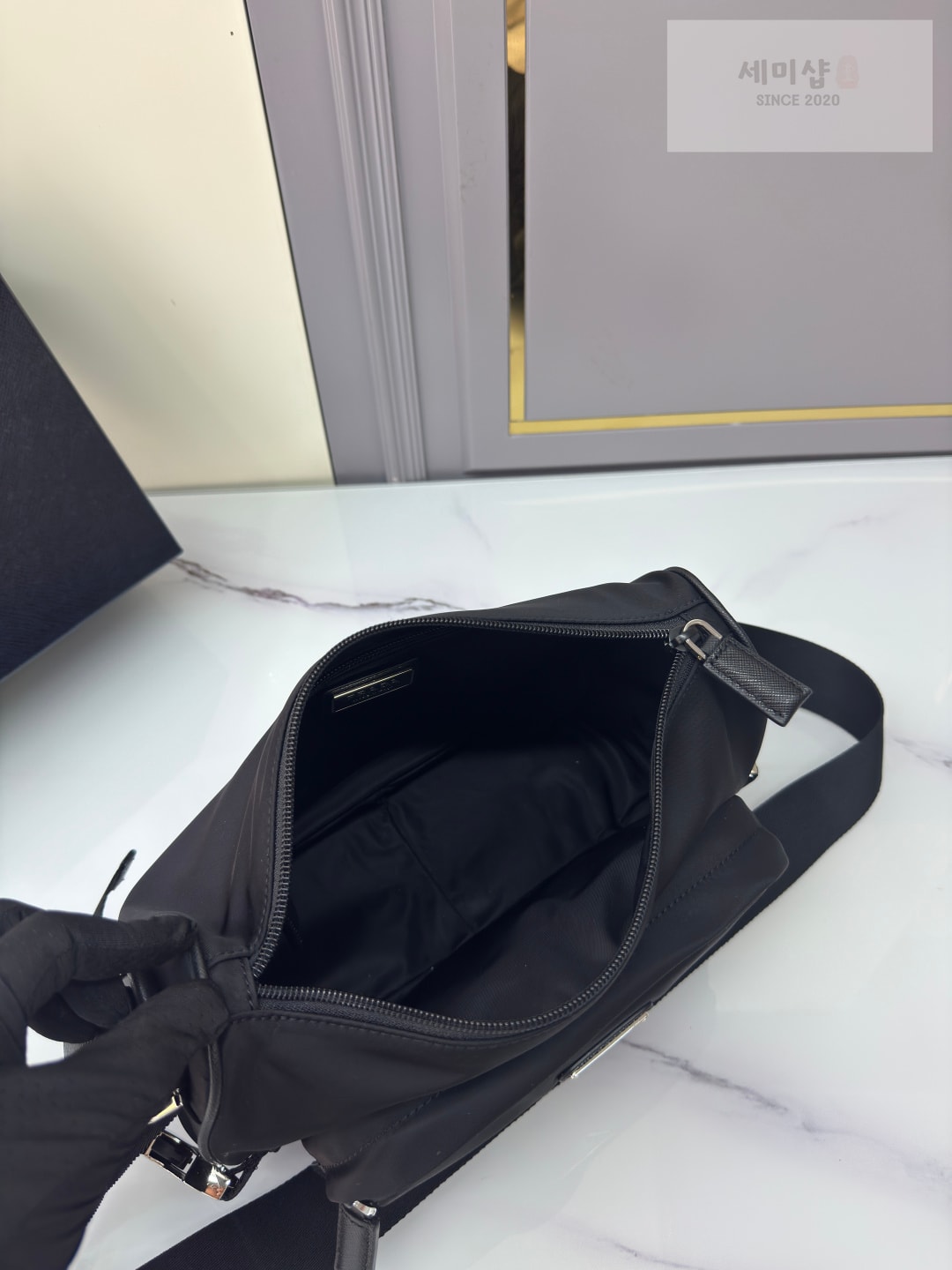 프라다 프라다 리나일론 및 사피아노 가죽 숄더백 2VH192 리나일론 블랙 Bag 7번 이미지